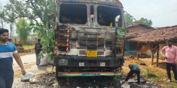 प्रतापपुर के खजुरी रामपुर में दर्दनाक सड़क हादसा: खड़े ट्रक से टकराई बाइक, तीन युवकों की मौत, एक गंभीर