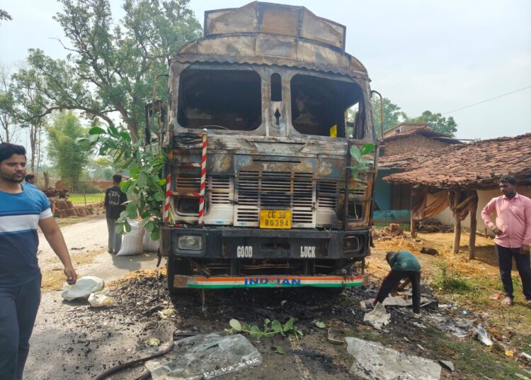प्रतापपुर के खजुरी रामपुर में दर्दनाक सड़क हादसा: खड़े ट्रक से टकराई बाइक, तीन युवकों की मौत, एक गंभीर
