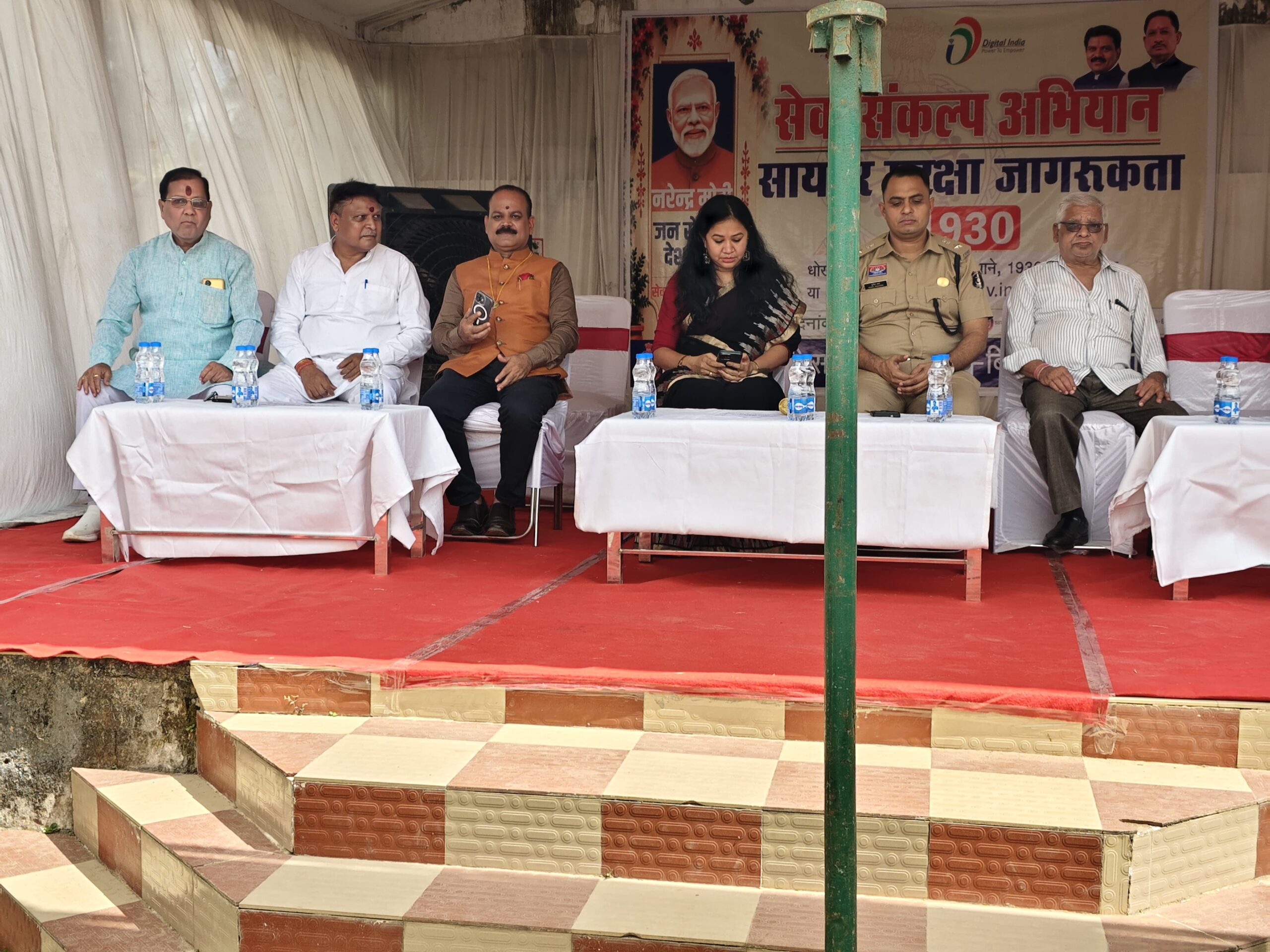 कलेक्टर IAS पद्मिनी भोई साहू और एसपी सुनील कुमार शर्मा ने विद्यार्थियों को किया साइबर सुरक्षा एवं यातायात नियमों के प्रति जागरूक